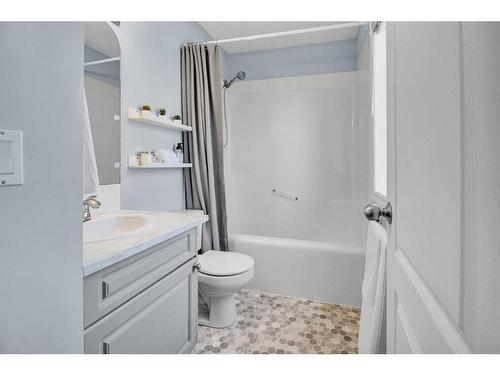 172 Somerside Close Sw, Calgary, AB - Indoor Photo Showing Bathroom