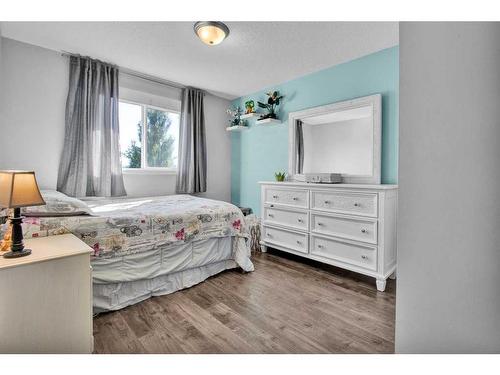 172 Somerside Close Sw, Calgary, AB - Indoor Photo Showing Bedroom