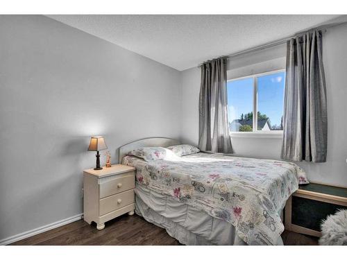 172 Somerside Close Sw, Calgary, AB - Indoor Photo Showing Bedroom