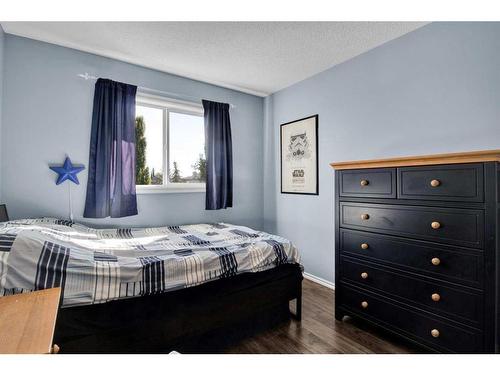 172 Somerside Close Sw, Calgary, AB - Indoor Photo Showing Bedroom