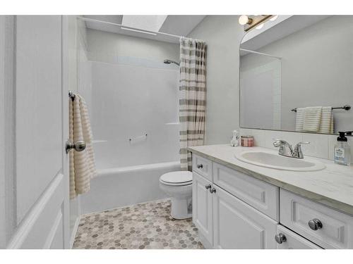 172 Somerside Close Sw, Calgary, AB - Indoor Photo Showing Bathroom