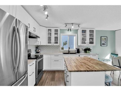 172 Somerside Close Sw, Calgary, AB - Indoor Photo Showing Kitchen With Double Sink With Upgraded Kitchen