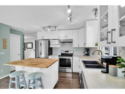 172 Somerside Close Sw, Calgary, AB - Indoor Photo Showing Kitchen With Double Sink With Upgraded Kitchen