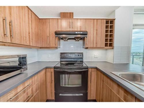 907-55 Spruce Place Sw, Calgary, AB - Indoor Photo Showing Kitchen