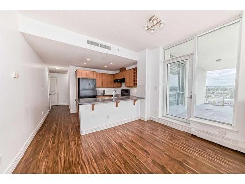 907-55 Spruce Place Sw, Calgary, AB - Indoor Photo Showing Kitchen