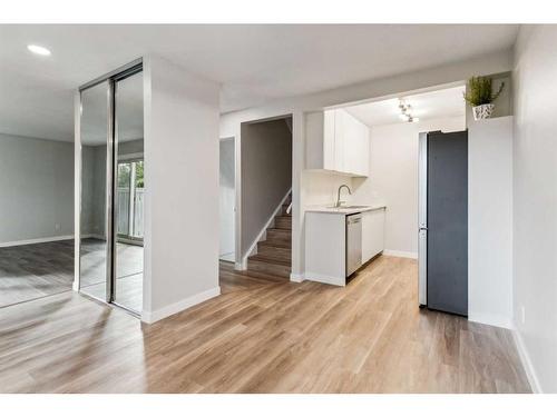 82-251 90 Avenue Se, Calgary, AB - Indoor Photo Showing Kitchen