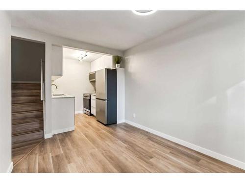 82-251 90 Avenue Se, Calgary, AB - Indoor Photo Showing Kitchen