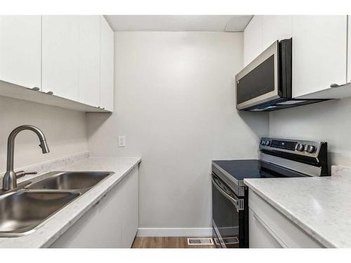 82-251 90 Avenue Se, Calgary, AB - Indoor Photo Showing Kitchen With Double Sink