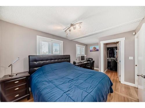 3222 32A Avenue Se, Calgary, AB - Indoor Photo Showing Bedroom