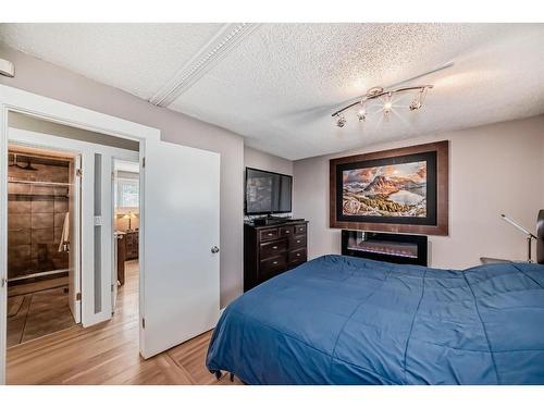 3222 32A Avenue Se, Calgary, AB - Indoor Photo Showing Bedroom