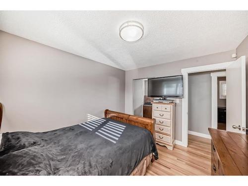 3222 32A Avenue Se, Calgary, AB - Indoor Photo Showing Bedroom