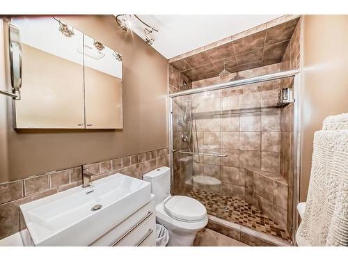 3222 32A Avenue Se, Calgary, AB - Indoor Photo Showing Bathroom