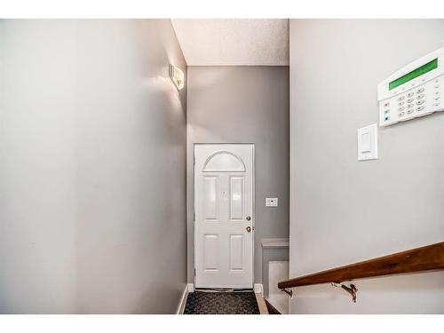 3222 32A Avenue Se, Calgary, AB - Indoor Photo Showing Other Room