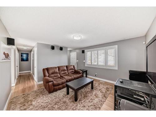 3222 32A Avenue Se, Calgary, AB - Indoor Photo Showing Living Room