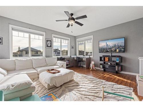 692 Luxstone Landing Sw, Airdrie, AB - Indoor Photo Showing Living Room