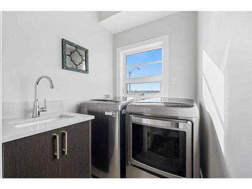 1602 12 Avenue Sw, Calgary, AB - Indoor Photo Showing Laundry Room