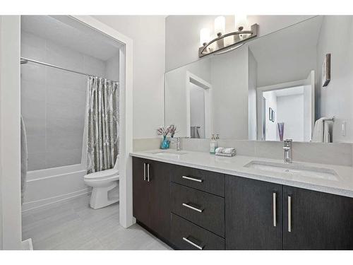 1602 12 Avenue Sw, Calgary, AB - Indoor Photo Showing Bathroom