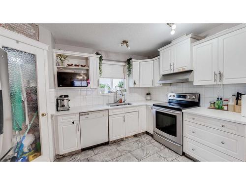 110 Taravista Drive Ne, Calgary, AB - Indoor Photo Showing Kitchen