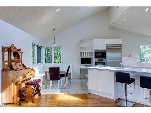 7063 Silverview Drive Nw, Calgary, AB - Indoor Photo Showing Kitchen