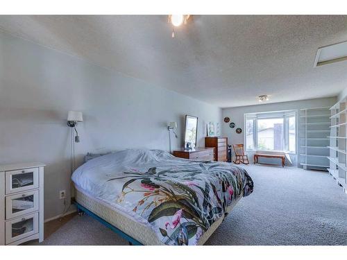 7063 Silverview Drive Nw, Calgary, AB - Indoor Photo Showing Bedroom