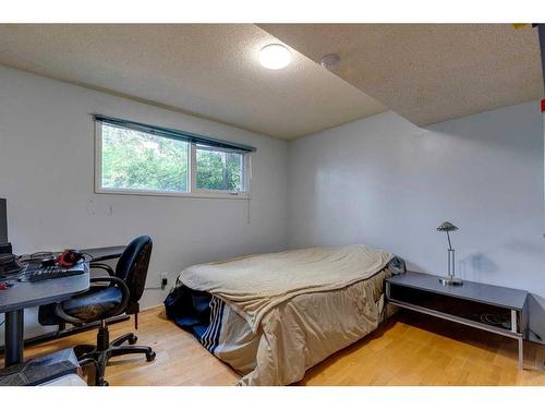 7063 Silverview Drive Nw, Calgary, AB - Indoor Photo Showing Bedroom