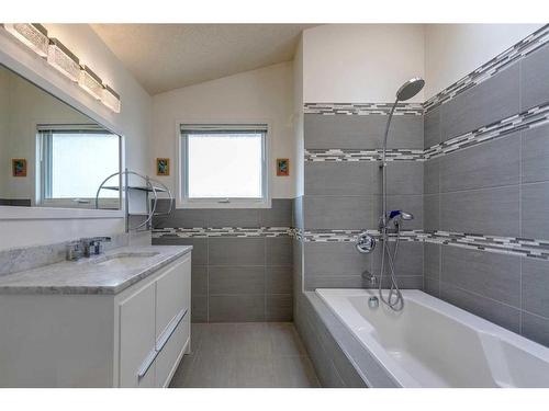 7063 Silverview Drive Nw, Calgary, AB - Indoor Photo Showing Bathroom