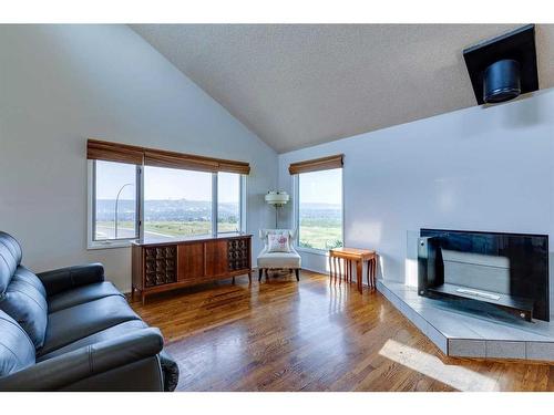 7063 Silverview Drive Nw, Calgary, AB - Indoor Photo Showing Living Room