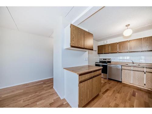 718-5204 Dalton Drive Nw, Calgary, AB - Indoor Photo Showing Kitchen