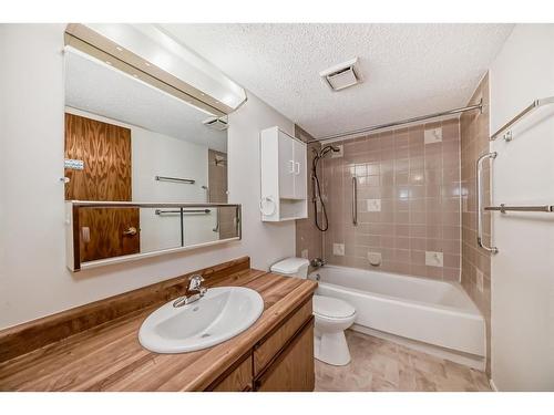 718-5204 Dalton Drive Nw, Calgary, AB - Indoor Photo Showing Bathroom