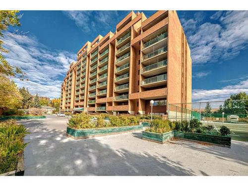 718-5204 Dalton Drive Nw, Calgary, AB - Outdoor With Balcony With Facade