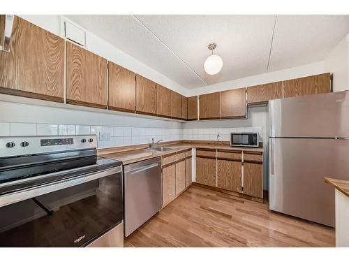 718-5204 Dalton Drive Nw, Calgary, AB - Indoor Photo Showing Kitchen With Stainless Steel Kitchen