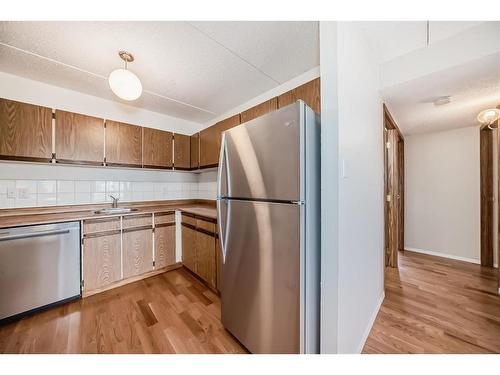 718-5204 Dalton Drive Nw, Calgary, AB - Indoor Photo Showing Kitchen With Stainless Steel Kitchen