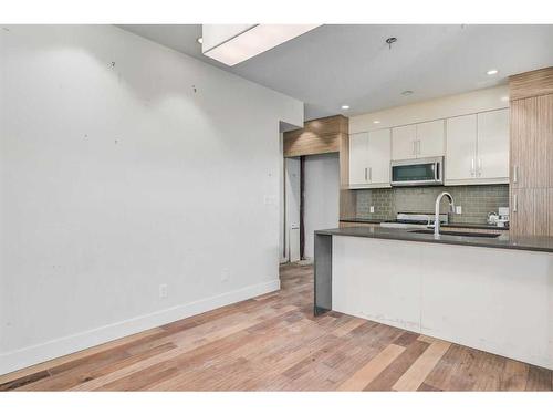 2-834 Mcpherson Road Ne, Calgary, AB - Indoor Photo Showing Kitchen