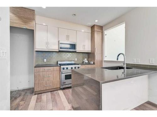 2-834 Mcpherson Road Ne, Calgary, AB - Indoor Photo Showing Kitchen