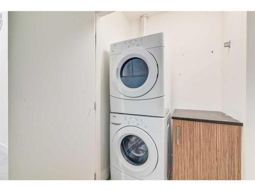 2-834 Mcpherson Road Ne, Calgary, AB - Indoor Photo Showing Laundry Room