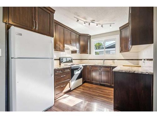 8704 6 Street Se, Calgary, AB - Indoor Photo Showing Kitchen