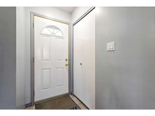 8704 6 Street Se, Calgary, AB - Indoor Photo Showing Other Room