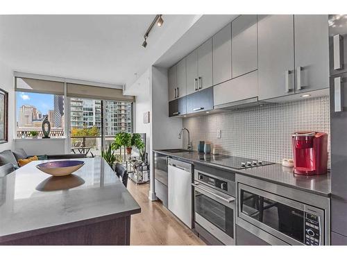 1004-550 Riverfront Avenue Se, Calgary, AB - Indoor Photo Showing Kitchen With Upgraded Kitchen