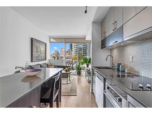 1004-550 Riverfront Avenue Se, Calgary, AB - Indoor Photo Showing Kitchen With Upgraded Kitchen