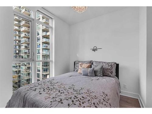 1004-550 Riverfront Avenue Se, Calgary, AB - Indoor Photo Showing Bedroom