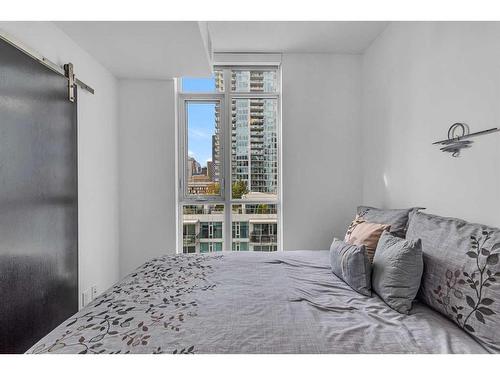 1004-550 Riverfront Avenue Se, Calgary, AB - Indoor Photo Showing Bedroom