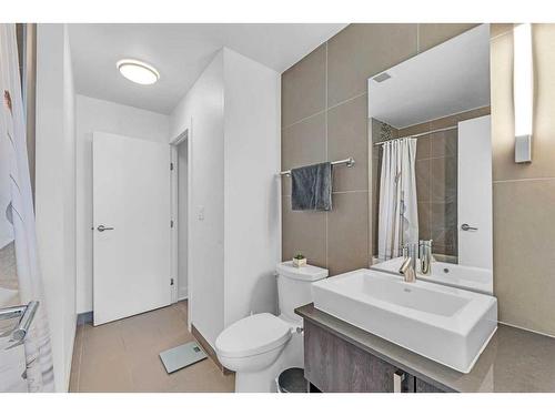 1004-550 Riverfront Avenue Se, Calgary, AB - Indoor Photo Showing Bathroom