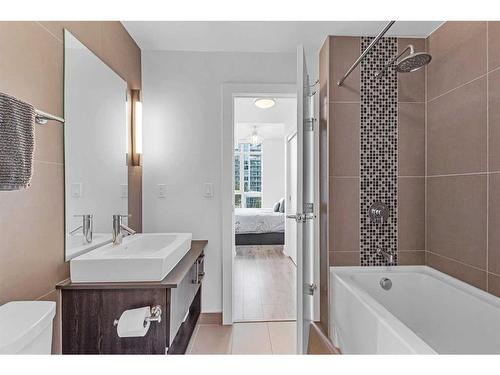 1004-550 Riverfront Avenue Se, Calgary, AB - Indoor Photo Showing Bathroom