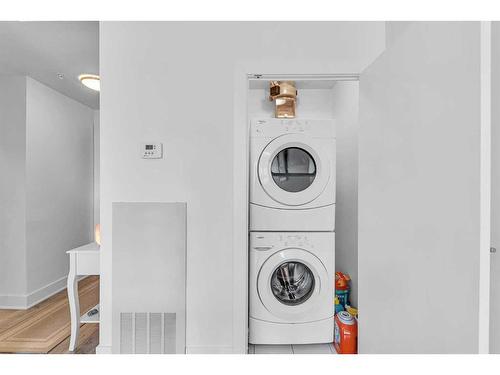 1004-550 Riverfront Avenue Se, Calgary, AB - Indoor Photo Showing Laundry Room