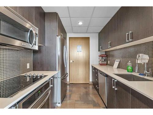 1004-550 Riverfront Avenue Se, Calgary, AB - Indoor Photo Showing Kitchen With Stainless Steel Kitchen With Upgraded Kitchen