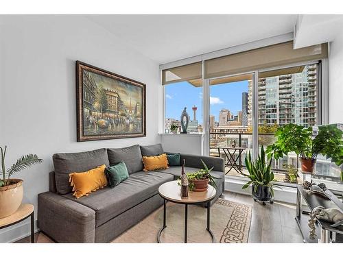 1004-550 Riverfront Avenue Se, Calgary, AB - Indoor Photo Showing Living Room