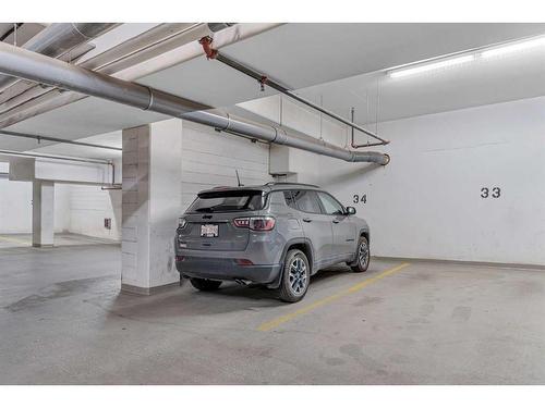 1004-550 Riverfront Avenue Se, Calgary, AB - Indoor Photo Showing Garage