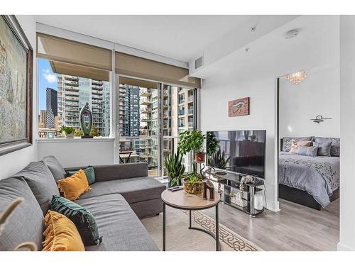 1004-550 Riverfront Avenue Se, Calgary, AB - Indoor Photo Showing Living Room