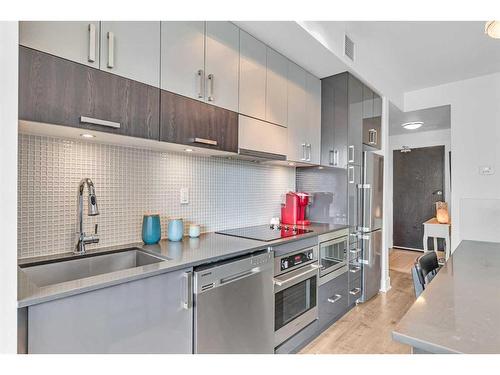 1004-550 Riverfront Avenue Se, Calgary, AB - Indoor Photo Showing Kitchen With Upgraded Kitchen