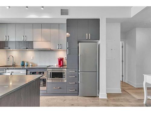 1004-550 Riverfront Avenue Se, Calgary, AB - Indoor Photo Showing Kitchen With Stainless Steel Kitchen With Upgraded Kitchen